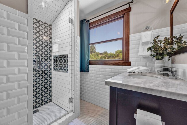 Building Photo - Charming Modern Industrial Fully Furnished Home for Lease