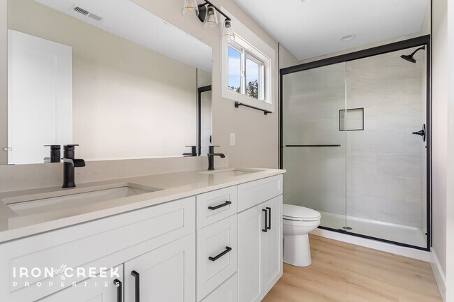Building Photo - Modern 3-Bed/2.5-Bath Home with Fenced Yar...
