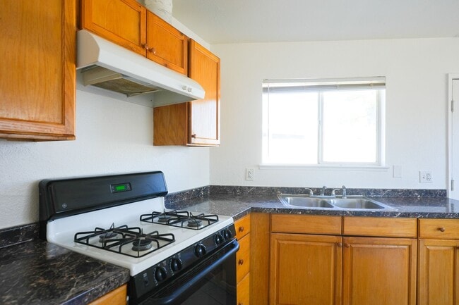 Building Photo - Updated 4 Bedroom / 2 Bathroom Home in Las Vegas