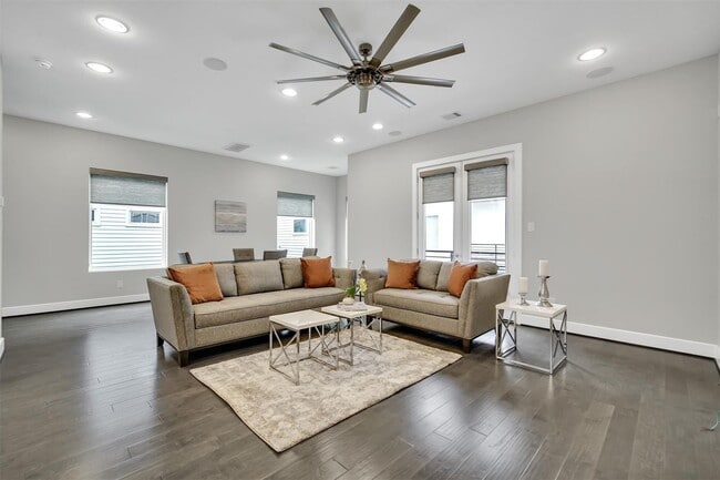 Building Photo - Stunning Like New Townhome Close to Med Center!