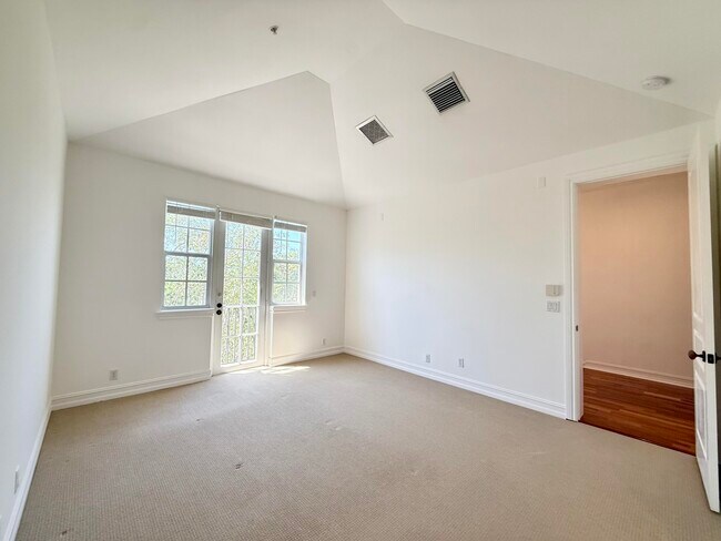 Building Photo - 319 Flamingo Dr
