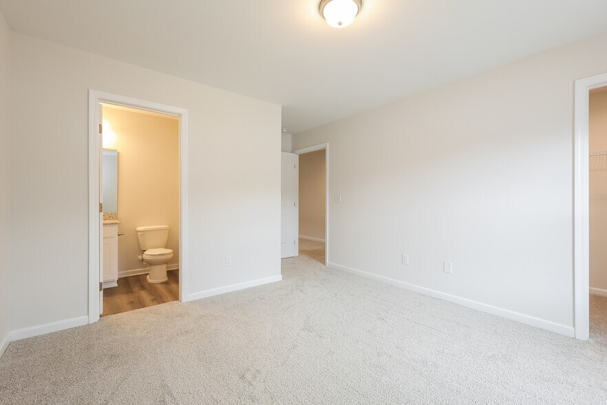 Building Photo - 310 Noble Ln