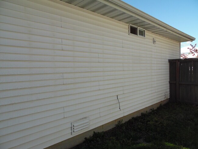 Building Photo - 1290 W Cardinal Ave