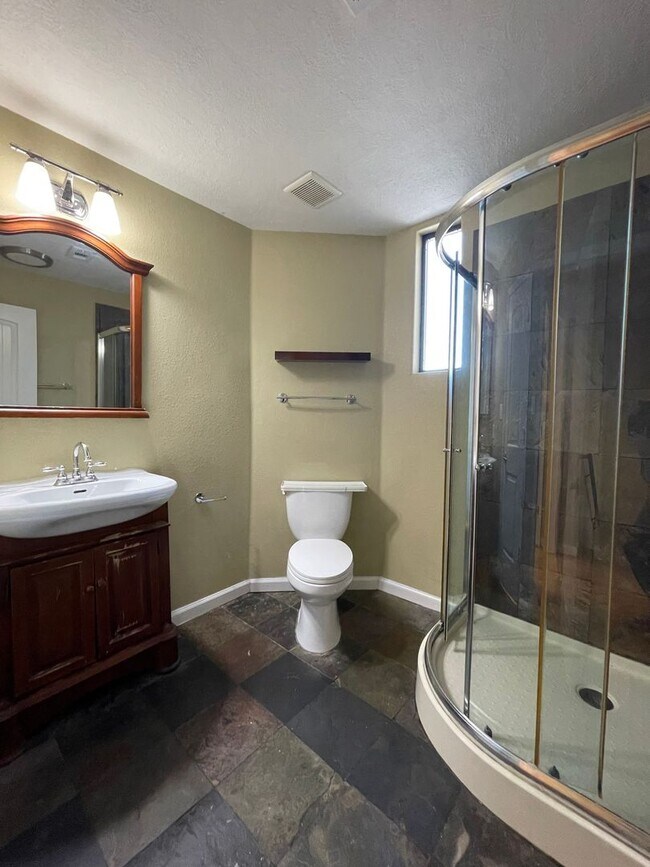 Building Photo - 7bed/6.5bath + 3 car garage and carport