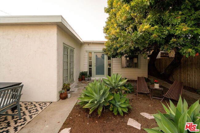 Building Photo - 818 Palms Blvd