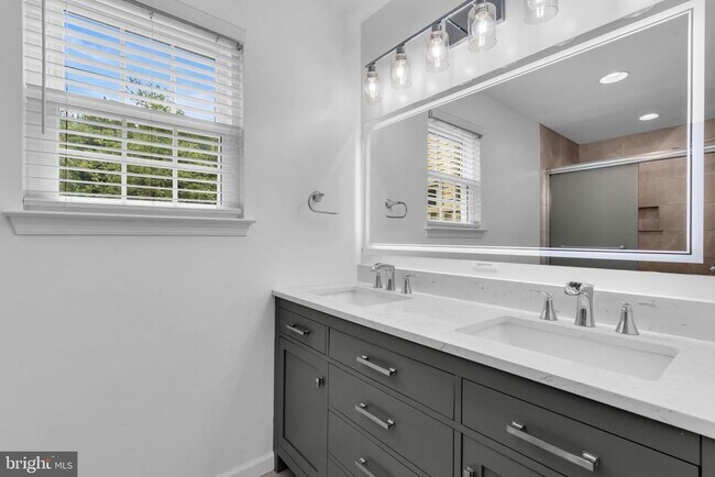 Building Photo - 155 Steeplechase Ct