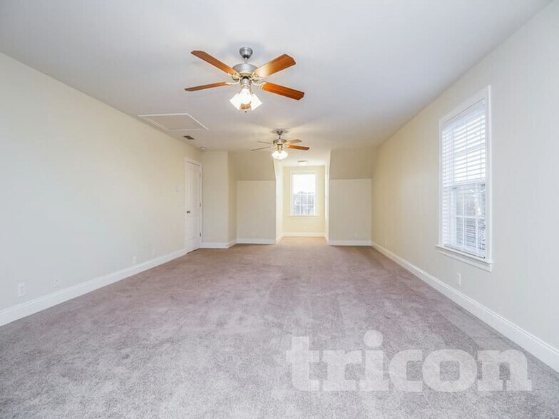 Building Photo - 1527 Dewsbury Dr