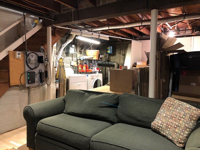 Building Photo - 112 Rowe St