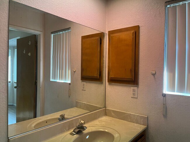 Building Photo - 3 bedroom 2 bathroom Home in the City of Victorville!