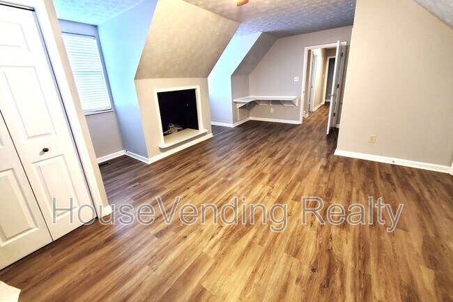 Building Photo - 9734 Hawkdale Ln
