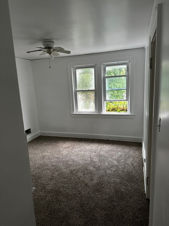 Building Photo - $1250 - Large 3 bedroom Home in Detroit