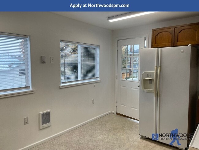Building Photo - Recently Renovated 2 Bedroom 1 Bathroom Upstairs Apartment