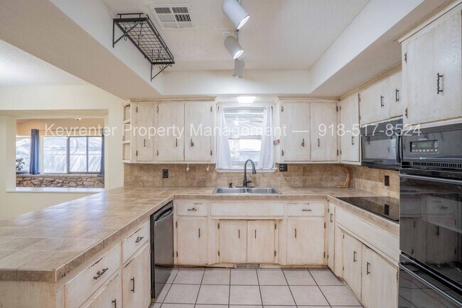 Building Photo - 3 Bed | 2 Bath in South Tulsa!