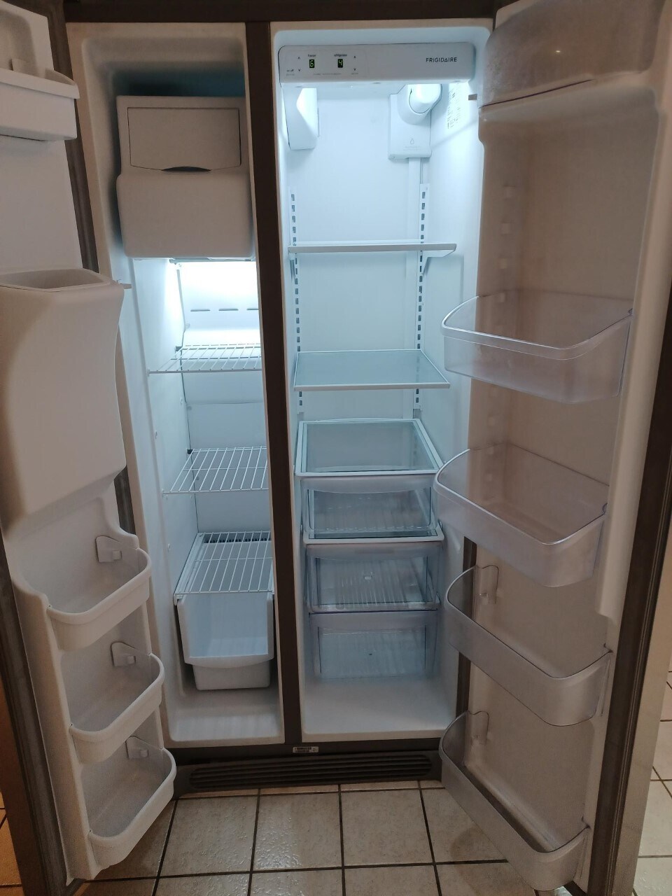 Inside Regerator Sparkling Clean - 95 Matilda Ter