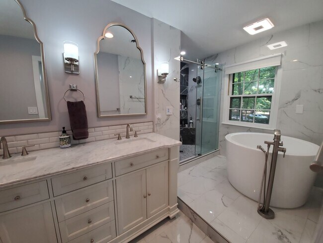 Building Photo - 225 Woodglen Dr