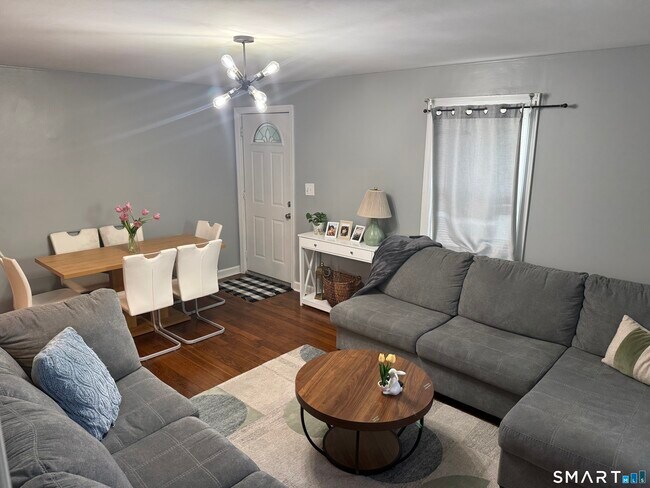 Building Photo - 507 Queen St