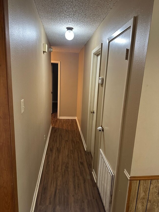 Building Photo - 2 Bed 1 Bath House
