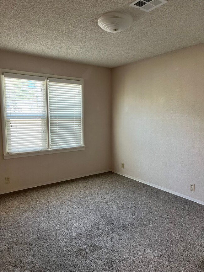 Building Photo - Suburbs Home