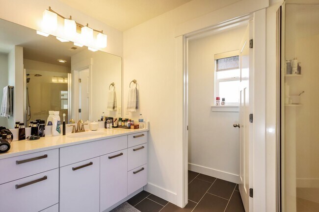 Building Photo - 5 Bedroom/4 Bathroom Lehi