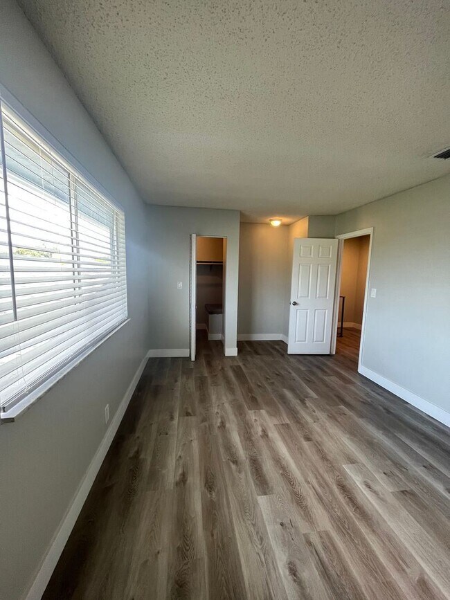 Building Photo - 2 br, 1 bath House - 902 E TIFFANY DR #3