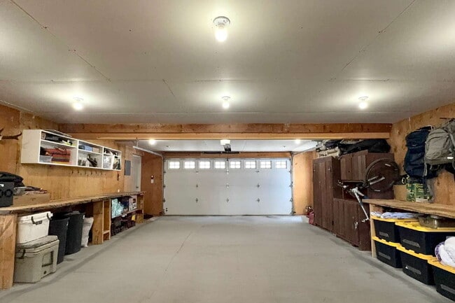 Building Photo - Spacious 4-Bedroom Home in the Heart of Sh...