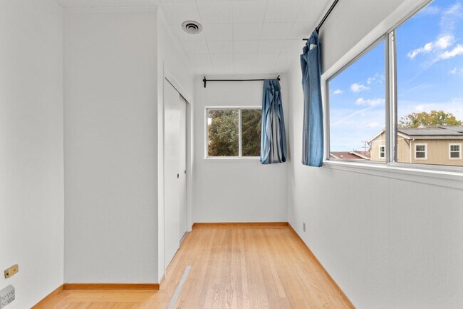 Building Photo - Upper Dimond/Lincoln Highlands Wonderful Craftsman Home!