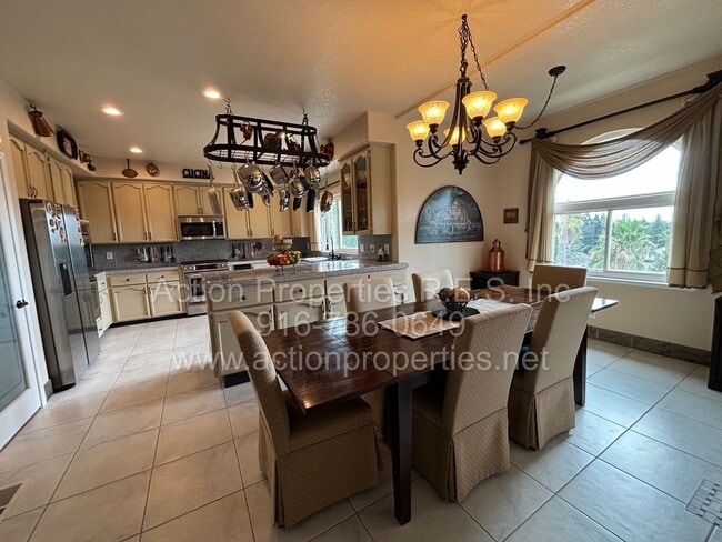 Building Photo - Gorgeous Villa - 3 Bed, 2.5 Bath - Beautiful Views - Highly Desirable Neighborhood!