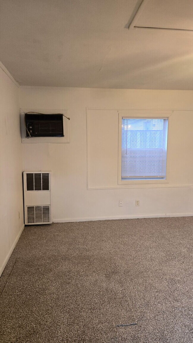 Building Photo - Comfortable, affordable, and ready to call home—this well-kept house is now available for rent.