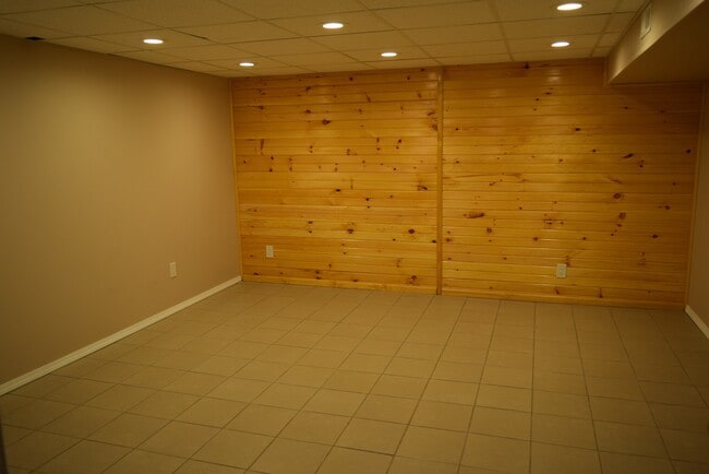 Building Photo - Updated 2-Bedroom Condo with Finished Basement, Garage, Pool, Tennis, Clubhouse