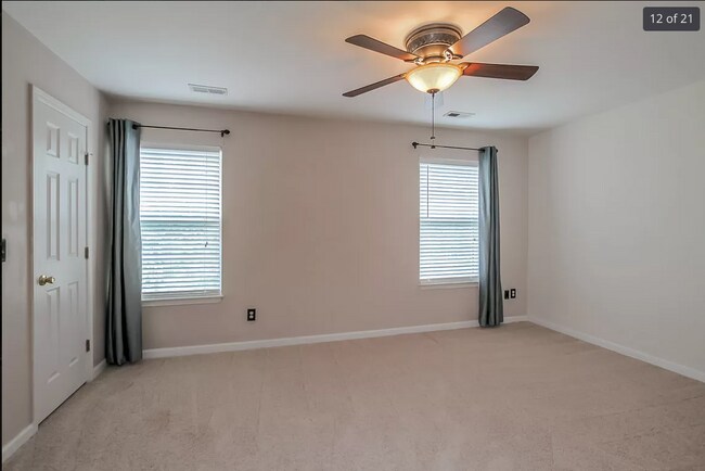 Building Photo - Gorgeous 2 bed townhome in beautiful Franklin
