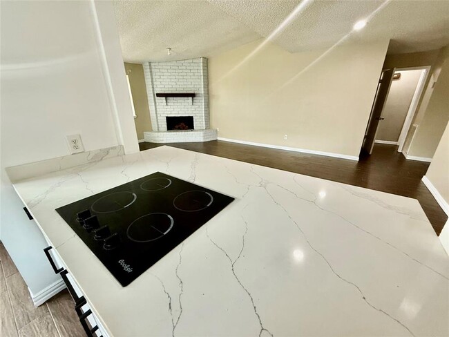 Building Photo - 8818 Fern Valley Dr