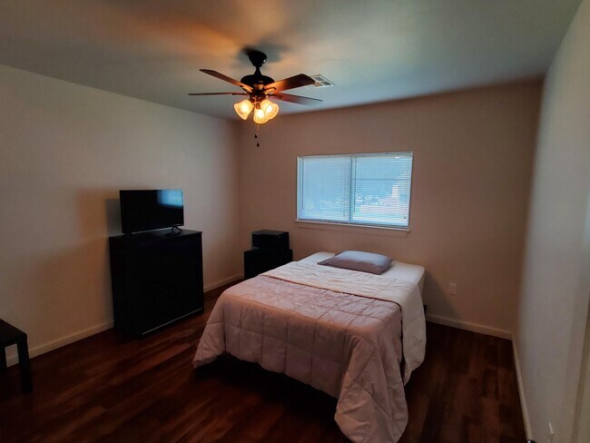 Building Photo - 37 W Thatcher St