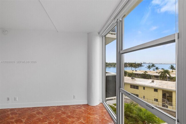 Building Photo - 900 Bay Dr