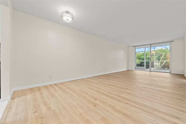Building Photo - 689 NE 6th Ct