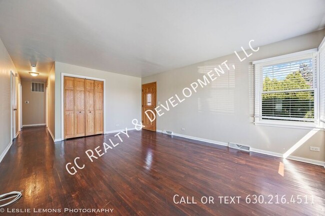 Building Photo - *** SCHOOL DISTRICT 25 / 3 BDRM -1.5 BTH /...