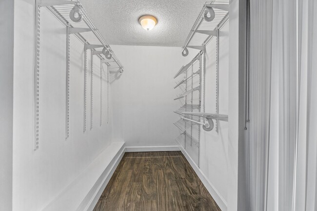 Building Photo - 1015 10th Ct