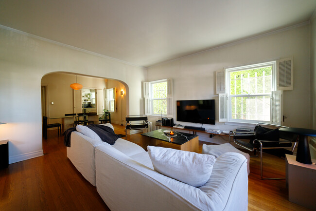 Building Photo - Chic !  1000sq.ft 1 Bed/1 Bath Los Feliz S...