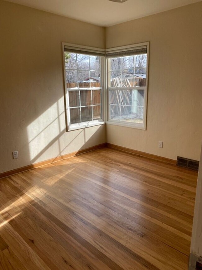 Building Photo - 2 Bedroom and 1 Bathroom Old Southwest Reno Home