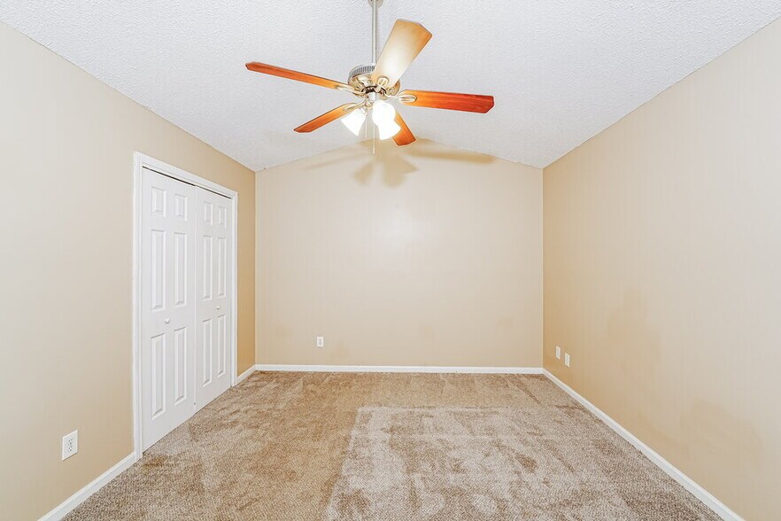 Building Photo - 5837 Janet Dr