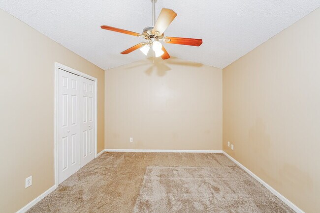 Building Photo - 5837 Janet Dr