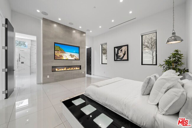 Building Photo - 4458 Mammoth Ave