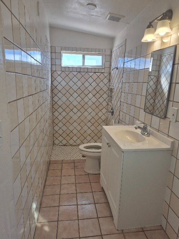 Building Photo - 613 W 41st St