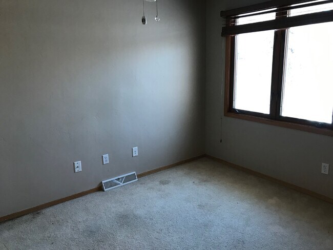 Building Photo - 3830 E River Dr