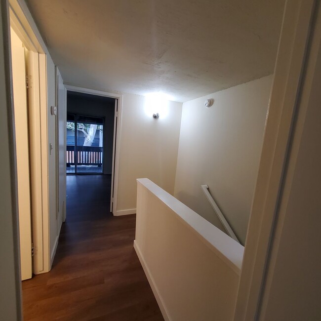 Building Photo - Remodeled 2bd/1ba 2 Story Condo Near Heart...