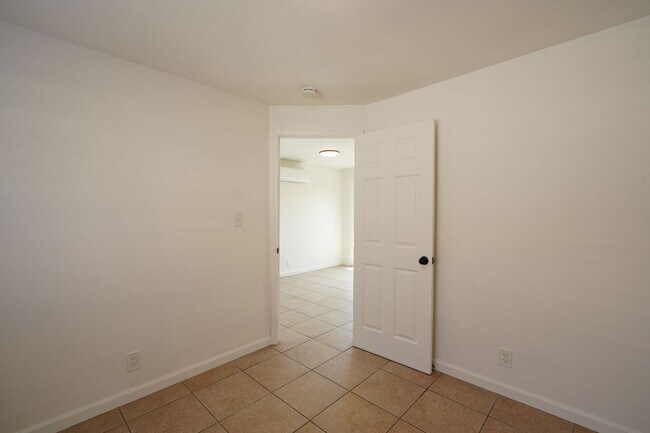 Building Photo - 1405 N Riverside Ave