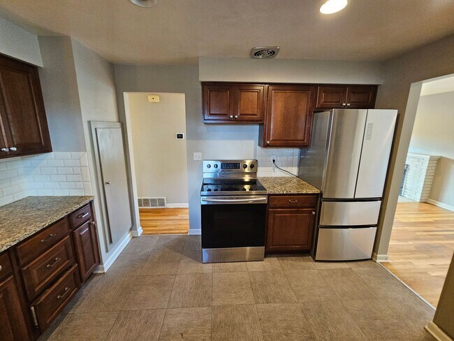 Building Photo - Beautiful Home + Mother-in-Law Suite