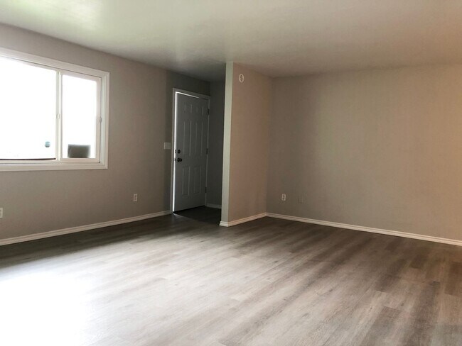 Building Photo - EM1112-B