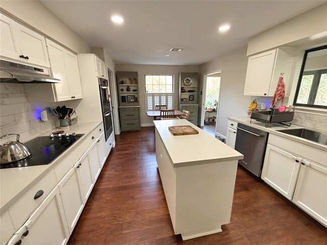 Building Photo - 9007 Spring Lake Dr