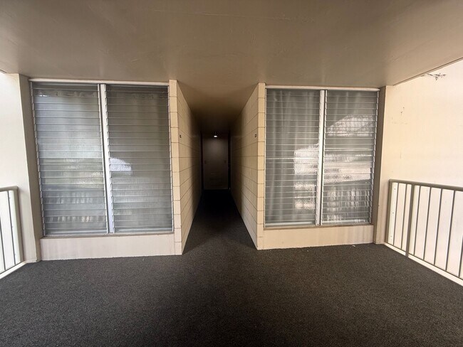 Building Photo - Remodeled 2 bedroom, 1 bath with assigned ...