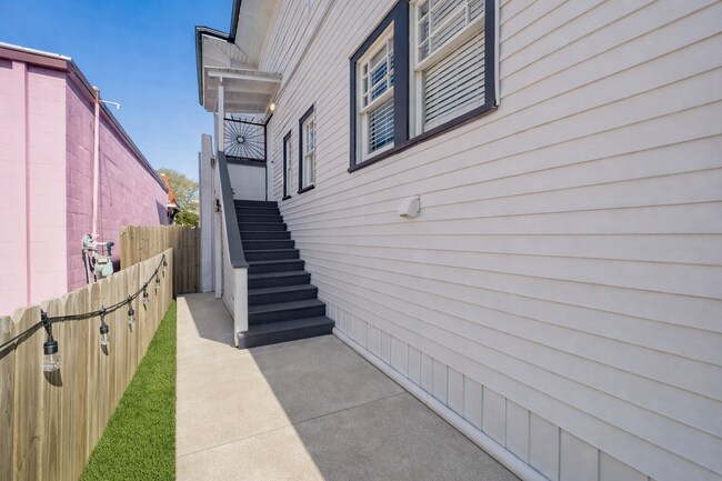 Building Photo - 2115 Broadway Avenue J